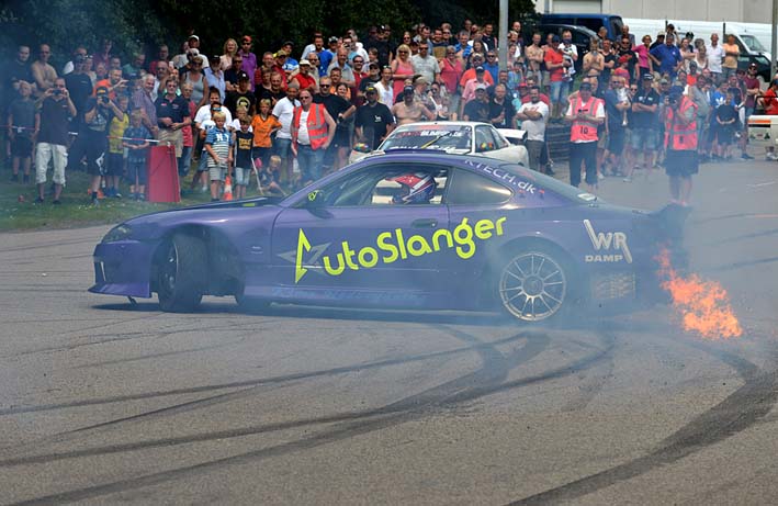 Der er bulder, røg og fart over feltet, når der køres Race4Kids
(Foto: Morten Dam, Specialpressen)